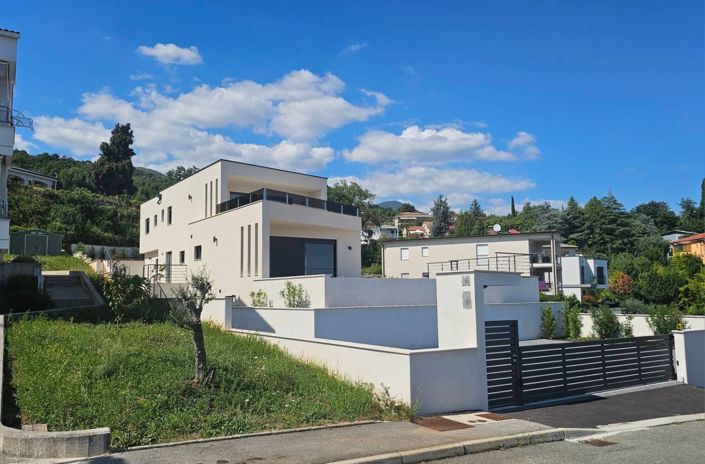 Image No.1-5 Bed Property for sale