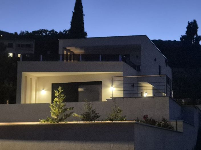 Image No.11-5 Bed Property for sale