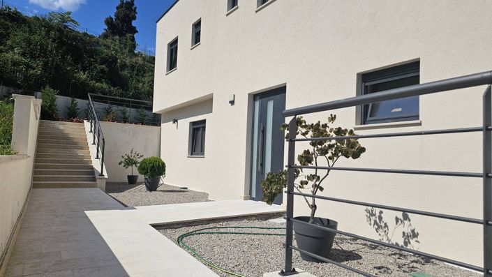 Image No.7-5 Bed Property for sale