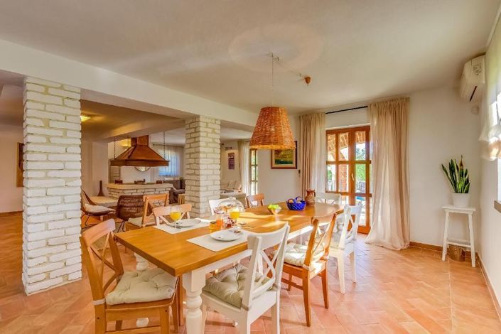 Image No.12-4 Bed Property for sale