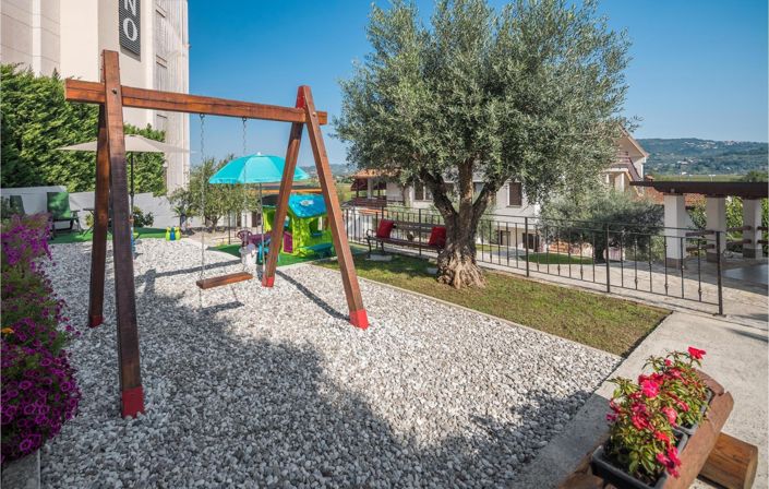 Image No.13-9 Bed Property for sale