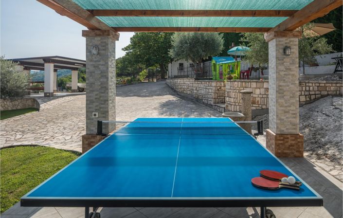 Image No.14-9 Bed Property for sale