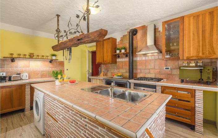 Image No.19-9 Bed Property for sale