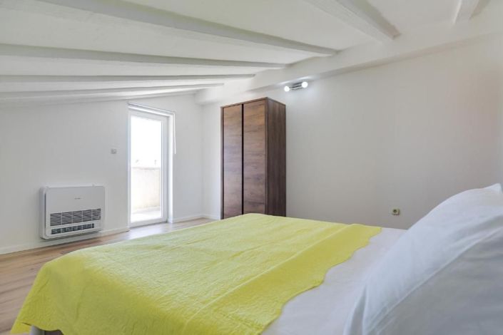 Image No.22-8 Bed Property for sale