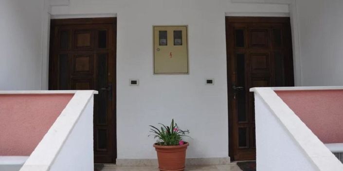 Image No.15-8 Bed Property for sale