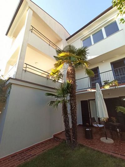 Image No.2-5 Bed Property for sale