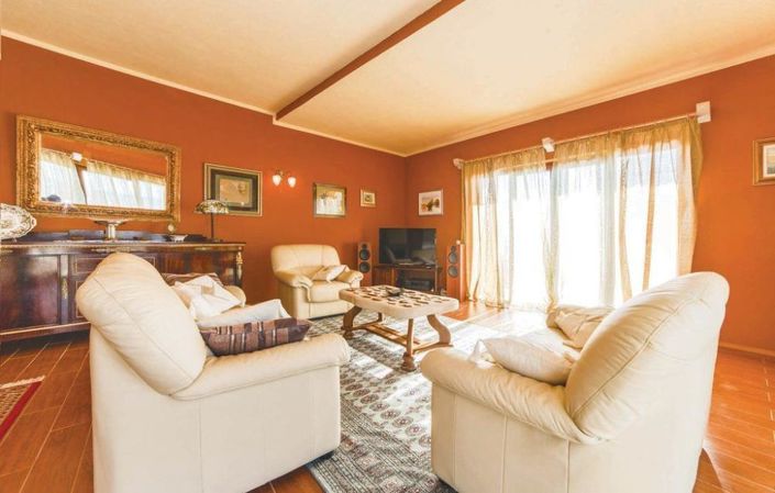 Image No.6-4 Bed Property for sale