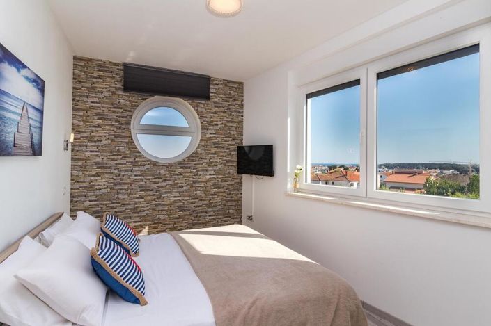 Image No.12-7 Bed Property for sale