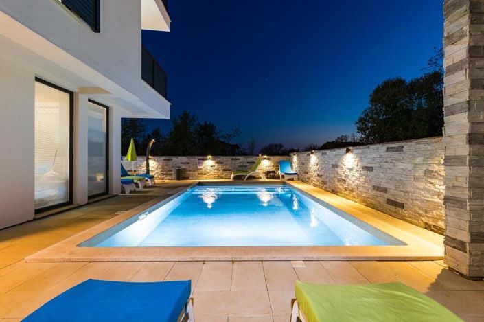 Image No.13-7 Bed Property for sale