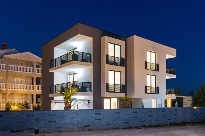 Image No.14-7 Bed Property for sale