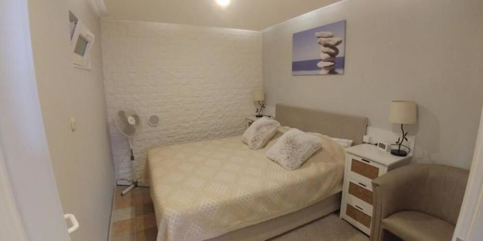 Image No.12-15 Bed Property for sale