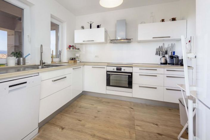 Image No.12-7 Bed Property for sale