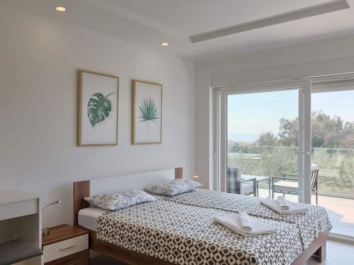 Image No.16-4 Bed Property for sale