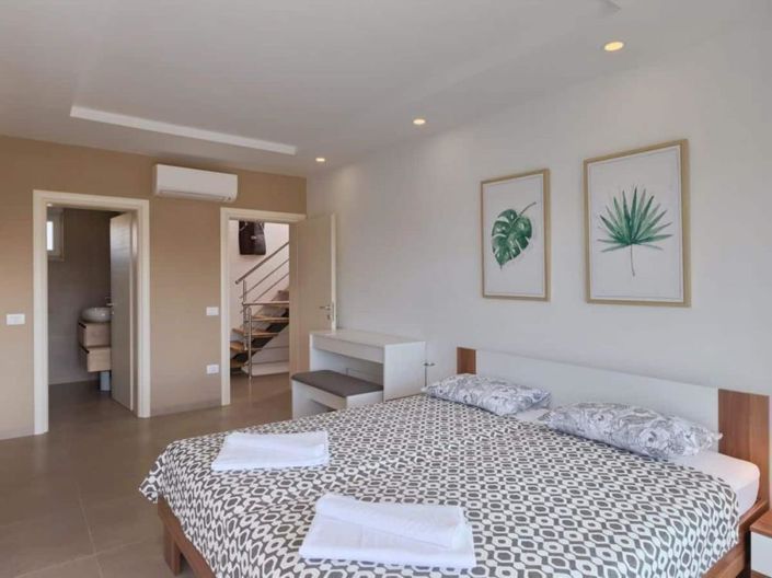 Image No.17-4 Bed Property for sale