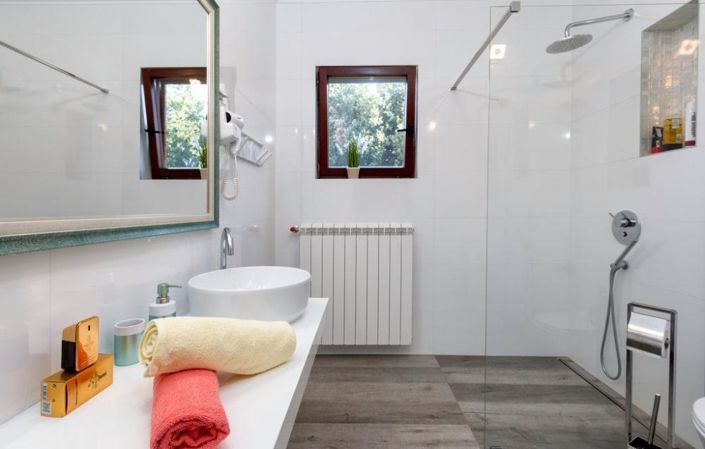 Image No.14-8 Bed Property for sale