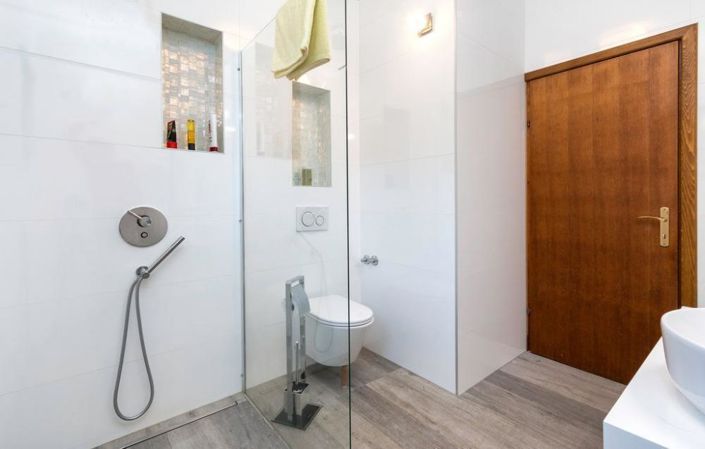 Image No.15-8 Bed Property for sale