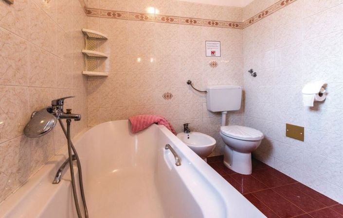 Image No.16-8 Bed Property for sale