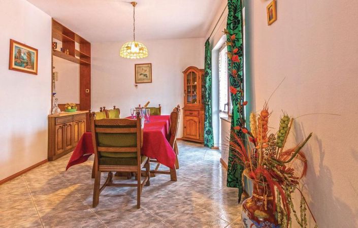 Image No.3-8 Bed Property for sale