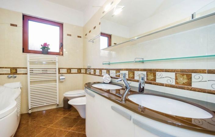 Image No.17-3 Bed Property for sale