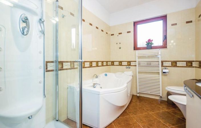 Image No.18-3 Bed Property for sale