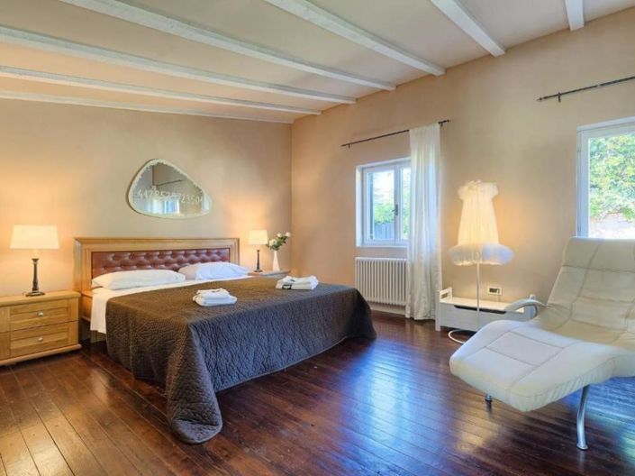 Image No.17-4 Bed Property for sale