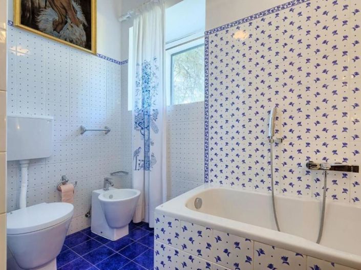 Image No.19-4 Bed Property for sale