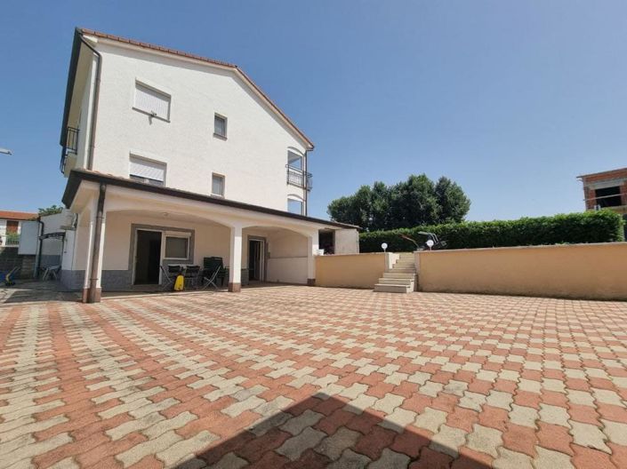 Image No.1-Propriété de 8 chambres à vendre à Porec