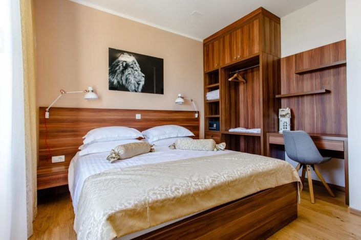 Image No.12-4 Bed Property for sale