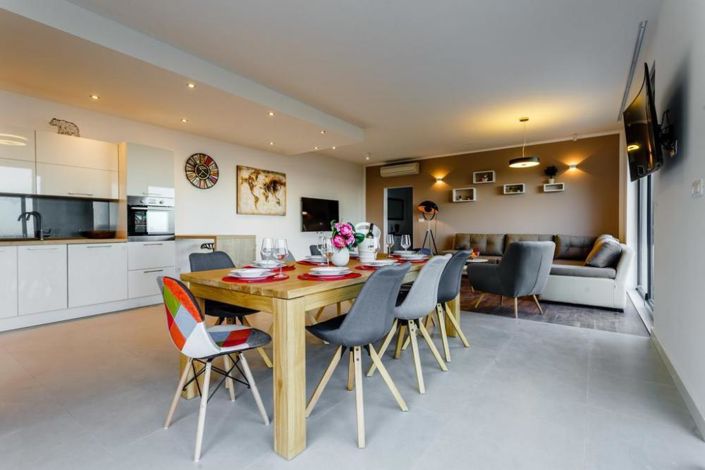 Image No.15-4 Bed Property for sale