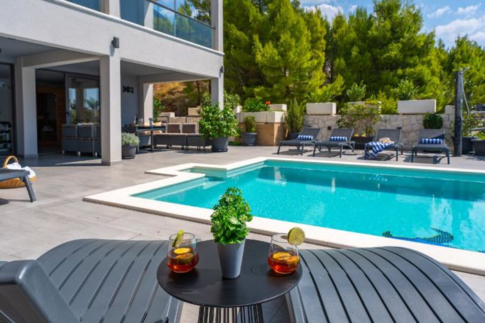 Image No.11-6 Bed Property for sale