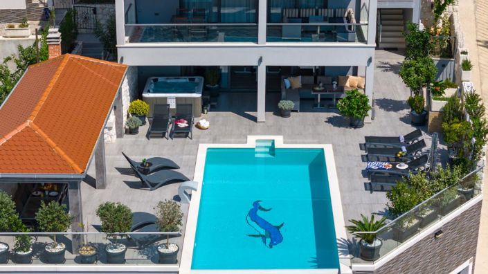 Image No.12-6 Bed Property for sale