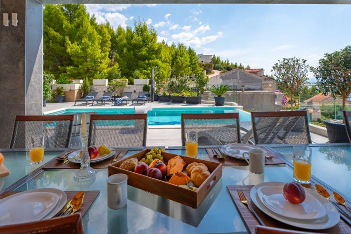 Image No.14-6 Bed Property for sale