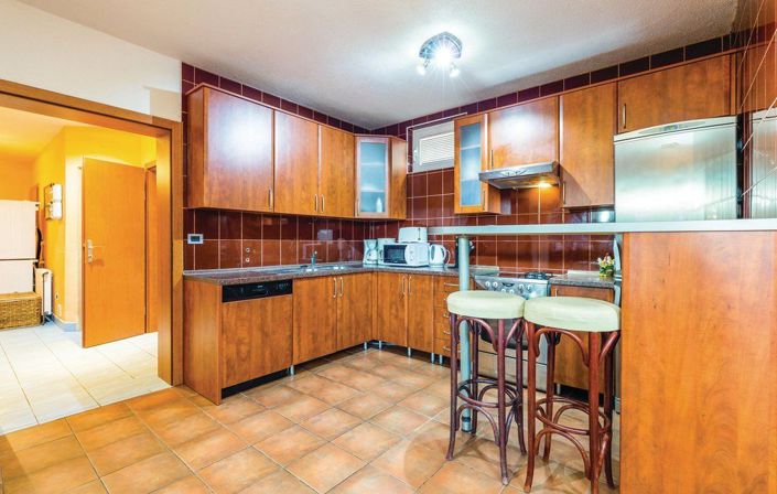 Image No.8-5 Bed Property for sale