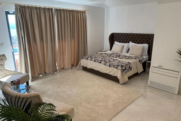 Image No.22-5 Bed Property for sale