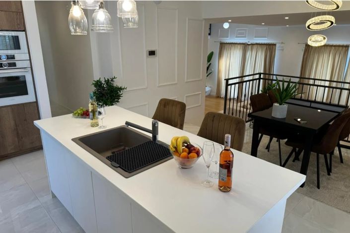 Image No.7-5 Bed Property for sale