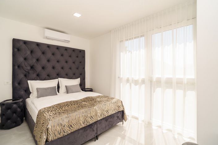 Image No.12-3 Bed Property for sale