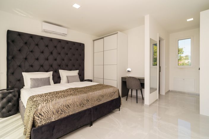 Image No.8-3 Bed Property for sale