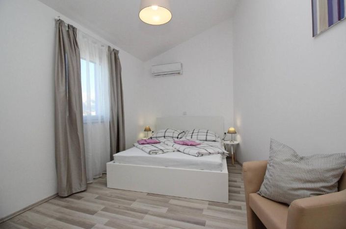 Image No.17-5 Bed Property for sale