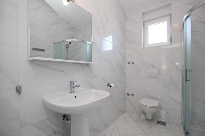 Image No.19-5 Bed Property for sale