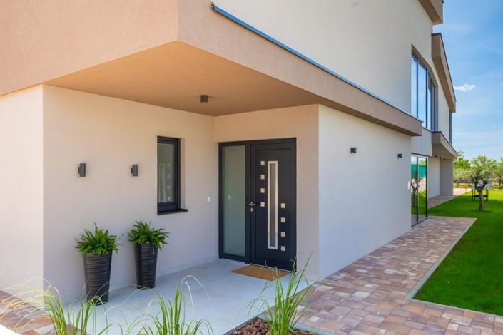 Image No.10-5 Bed Property for sale