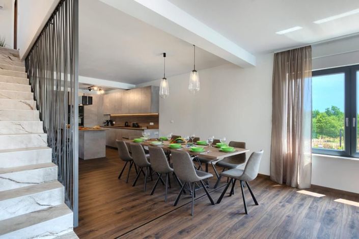 Image No.17-5 Bed Property for sale