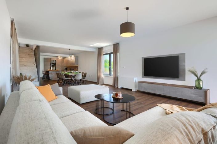 Image No.20-5 Bed Property for sale