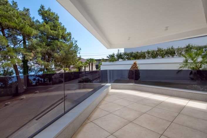 Image No.15-15 Bed Property for sale