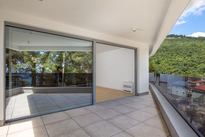 Image No.16-15 Bed Property for sale