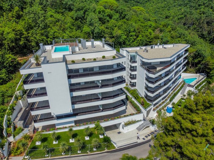 Image No.18-15 Bed Property for sale