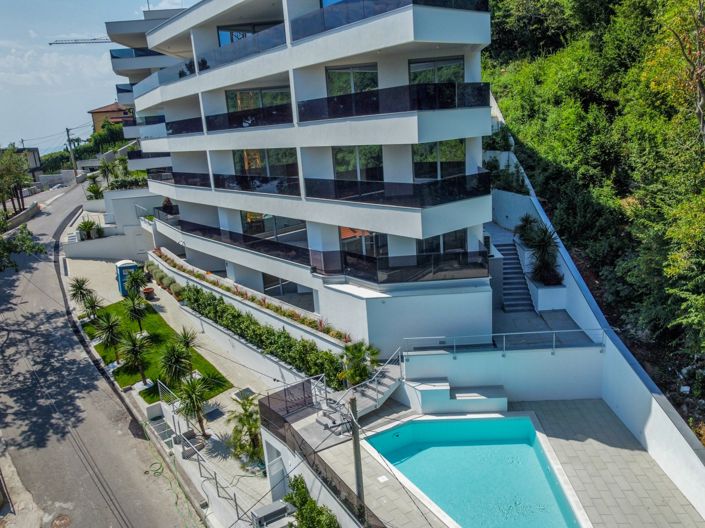 Image No.21-15 Bed Property for sale