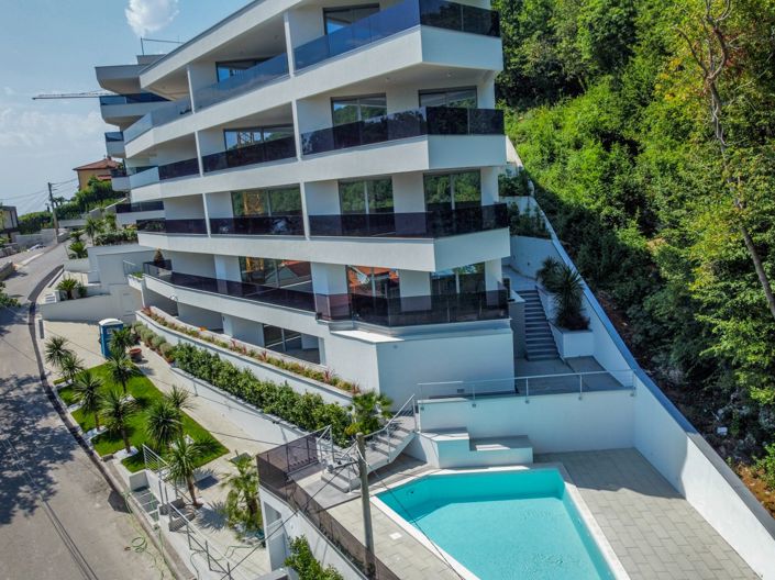 Image No.3-15 Bed Property for sale