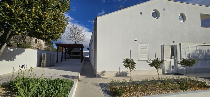 Image No.8-6 Bed Property for sale