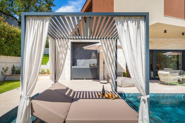 Image No.17-4 Bed Property for sale