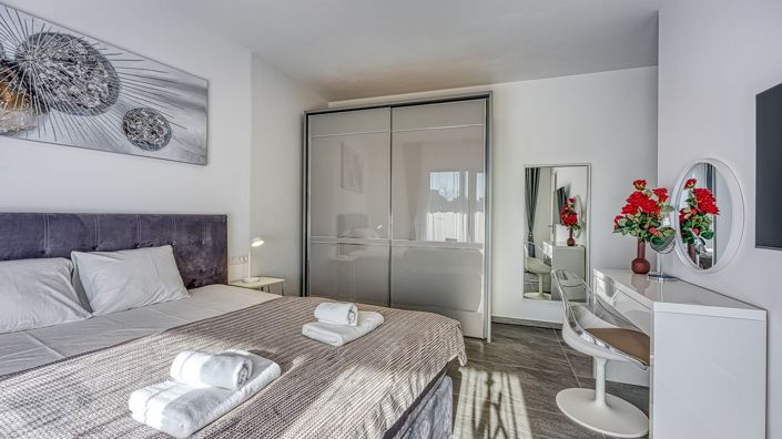 Image No.12-3 Bed Property for sale